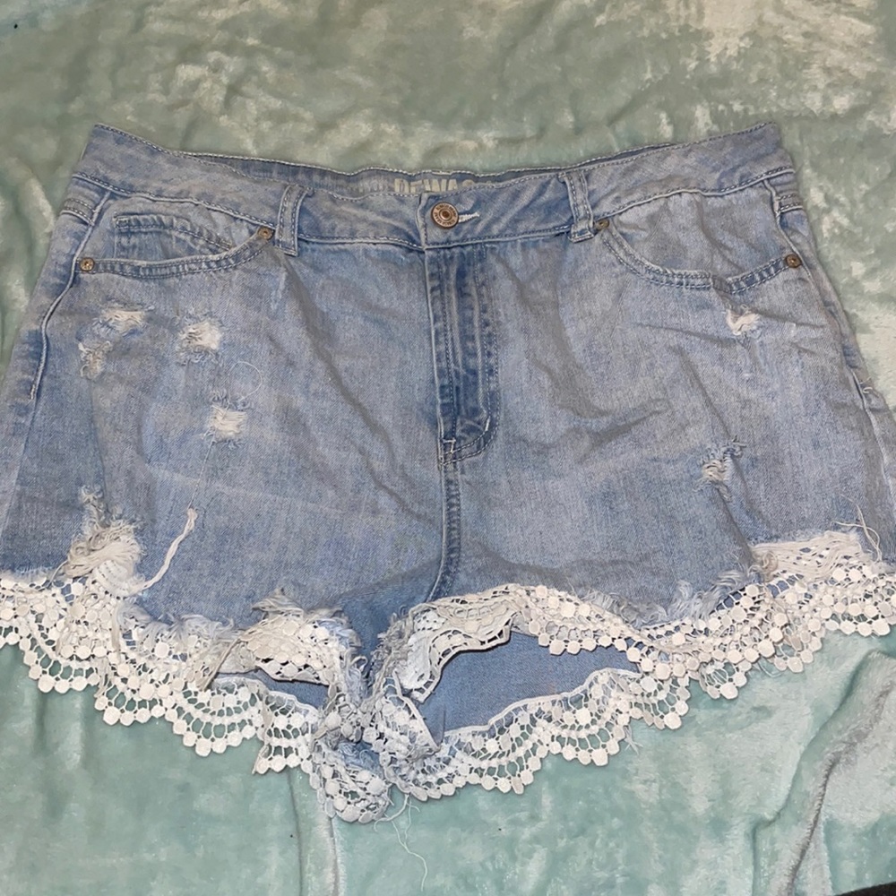 Shorts lined with lace